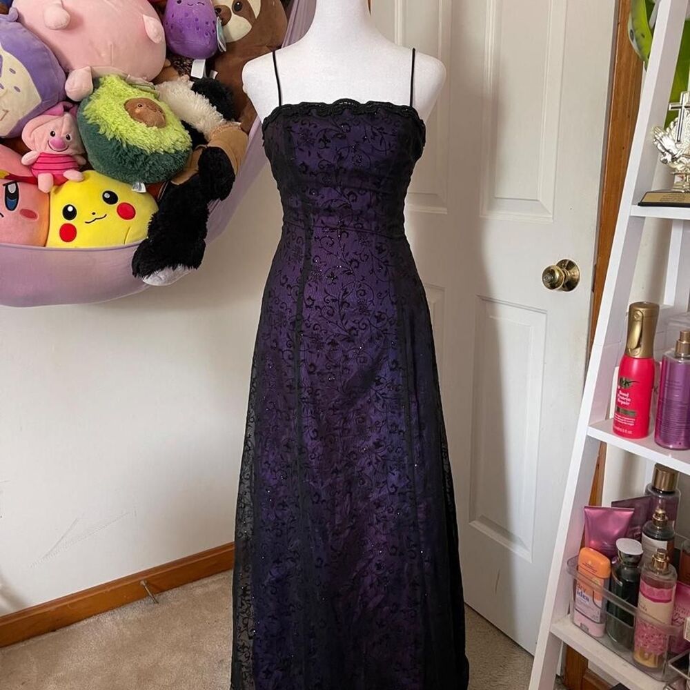 Y2K BETSY & ADAM PURPLE EMBROIDERED FORMAL GOWN